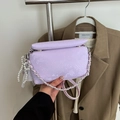 Lavendelfarbene Crossbody-Tasche mit Schlangenmuster, Perlenanhänger und Silberkette - Mit Perlen-Spitzen-Anhänger / Lila