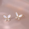 Elegante Schmetterlings-Ohrstecker aus Gold mit Perlmutt und Zirkonia-Steinen besetzt - Weiße Perlmutt Zirkonia Schmetterling (E1043)