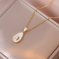 Collana minimalista in oro con pendente a goccia in smalto bianco su sfondo di seta - Collana con Pendente a Goccia di Avocado / Oro