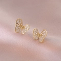 Orecchini a perno a farfalla dorati con cristalli scintillanti su raso rosa fine - Stile Farfalla Dorata (E1049)