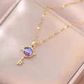 Elegante collar de llave dorada con colgante de planeta y circonitas moradas mujer - Colgante de Llave de Planeta Dorado