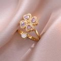Dettaglio anello a quadrifoglio dorato con zirconi viola e cristalli su seta fine - Anello a Cuore Rotante Viola (J0324)