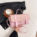 Roze crossbodytas met geweven stroklep en gouden draaisluiting voor dagelijks - Roze