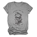 Dettaglio della t-shirt grigio melange con stampa Suriel Tea Co. e risvolto sulla manica - S / Grigio Scuro (Stampa Nera)