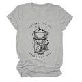 Détail de l'imprimé graphique Suriel Tea Co. sur un t-shirt gris en coton avec texte spill - S / Gris Clair (Impression Noire)