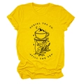 Gros plan de l'imprimé Suriel Tea Co sur un t-shirt jaune vif à col rond en coton - S / Jaune (Impression Noire)