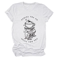 Vue détaillée de l'imprimé artistique Suriel Tea Co. sur t-shirt en coton blanc - S / Sable (Impression Noire)