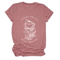 Gros plan du motif Suriel Tea Co. blanc imprimé sur un t-shirt en coton rose poudré - S / Or Rose (Impression Blanche)