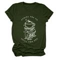 Détail du t-shirt vert foncé avec imprimé graphique blanc Suriel Tea Co. et manches à revers - S / Vert Armée (Impression Blanche)