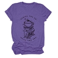 Détail du t-shirt en coton violet avec motif graphique Suriel Tea Co et col rond - S / Violet (Impression Noire)