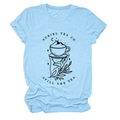 Gros plan de l'imprimé graphique Suriel Tea Co sur t-shirt en coton bleu clair - S / Bleu Clair (Impression Noire)