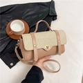 Handtas met stro-patchwork en lichtbruin kunstleer met gouden metalen draaisluiting - Khaki