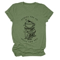 Détail de l'imprimé graphique Suriel Tea Co sur t-shirt vert à col rond en coton doux - S / Vert Olive (Impression Noire)