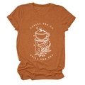 Gros plan de l'imprimé graphique Suriel Tea Co. sur un t-shirt en coton rouge rouille - S / Orange Brûlé (Impression Blanche)