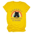 Détail d'un t-shirt jaune en coton avec un chat noir crochetant et un slogan d'humour - S / Jaune