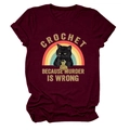 Détail d'un t-shirt bordeaux montrant un chat noir au crochet et un arc-en-ciel - S / Hauts / Bordeaux