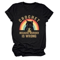 Détail d'un t-shirt en coton noir avec motif graphique de chat au crochet et texte - S / Hauts / Noir