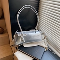 Metallic zilveren onderarmtas met een elegante parelstrik en minimalistische lange hengsels - Met Parelboog Hanger Stijl / Zilver
