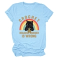 Détail d'un t-shirt en coton bleu clair avec un motif amusant de chat qui crochète - S / Hauts / Bleu clair