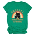 Gros plan détaillé d'un t-shirt vert avec illustration de chat crochetant et arc-en-ciel - S / Hauts / Vert Foncé
