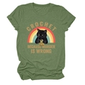 Détail du t-shirt vert crochet chat montrant la texture du tissu et l'imprimé drôle - S / Hauts / Vert olive