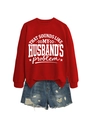 Sweatshirt rouge avec message et short en jean vieilli posé à plat - S / Rouge Vif (Police Blanche)
