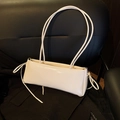 Elegante gebroken witte onderarmtas met dunne schouderbanden en zijstrikken chic. - Basis stijl / Wit