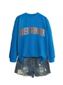 Détail du sweat bleu roi avec imprimé OVERTHINKER et short en jean déchiré pour femme - S / Bleu Lac