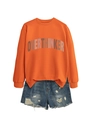 Détail d'un sweat orange avec imprimé OVERTHINKER et short en jean bleu déchiré - S / Orange