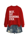 Flat lay di una felpa rossa Best Cat Grandma Ever e pantaloncini di jeans con strappi - S / Rosso Vivace (Stampa Bianca)