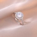 Anillo ajustable de plata con gran circón redondo y engaste de pavé brillante - Anillo de Circonia Plateado (J0341)
