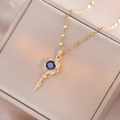 Elegante collana dorata con ciondolo a chiave floreale e zircone blu brillante - Ciondolo a Chiave Con Gemma Blu (X3609) / Blu