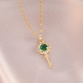 Collana a chiave con fiore dorato e zircone verde su seta color champagne - Ciondolo a Chiave Con Gemma Verde (X3608) / Verde