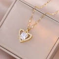 Gouden hartketting met rechthoekig kristal en diamanten op een juwelendoosje - Gouden Hart Ketting (X3577)
