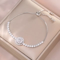 Vista ravvicinata di bracciale regolabile in argento con pendente in zircone a raggiera - Girasole Bianco Argento (TS0122) / Colore acciaio
