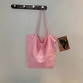 Borsa tote in tela rosa minimalista con scritte bianche appesa a un gancio a muro - Rosa Lato B (Stampa)