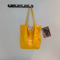 Borsa tote in tela gialla a righe con scritte bianche per shopping casual - Giallo Lato B (Stampa)