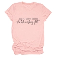 Détail du t-shirt rose en coton montrant le texte imprimé et le motif floral - Rose