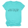 Détail d'un t-shirt vert menthe avec texte imprimé noir et motif floral simple - Bleu Eau Profonde