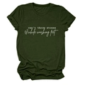 Détail d'un t-shirt en coton vert armée avec graphique minimaliste blanc et texte - Vert Armée (Impression Blanche)