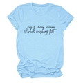 Détail d'un t-shirt bleu clair avec imprimé floral noir et texte sur fond blanc - Bleu Clair (Police Noire)