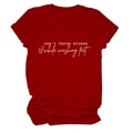 Détail du lettrage artistique blanc et de l'imprimé floral sur le t-shirt bordeaux col rond - Rouge (Police Blanche)