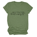 Détail d'un t-shirt en coton vert sauge avec imprimé floral et typographie minimaliste - Vert Olive (Police Noire)