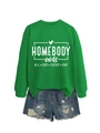 Flachbild-Detail von grünem HOMEBODY-Sweatshirt kombiniert mit zerrissenen Denim-Shorts - S / Grasgrün (Weiße Schrift)