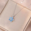Collana con ciondolo a fiore blu rotante con zirconia e catena color argento - Collana con fiori blu rotanti in argento