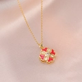 Elegante collana dorata con ciondolo a fiore rotante rosso su sfondo di seta - Collana di fiori rotanti dorati (X1600)