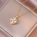Collier élégant en or avec pendentif fleur à quatre pétales, pierres roses et diamants - X0895 - Trèfle Doré À Quatre Feuilles