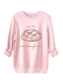 Gros plan sur l'imprimé IN MY sourdough era et le motif pain sur le sweat rose - Rose