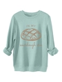 Détail du sweat vert menthe Sourdough Era avec motif de pain au levain et lettrage - Vert clair