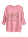 Détail du sweat rose à col rond avec texte In My Sourdough Era et illustration de pain - Pêche